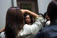 Devant la Joconde, au Louvre, Paris, 09 2001, Ph. Moctar KANE.