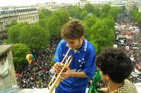 Musicien brésilien, manifestation anti-Le Pen , Paris, 01 05 2002, Ph. Moctar KANE.